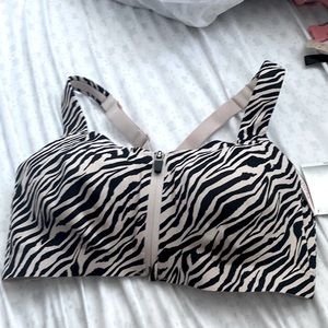 Victoria’s Secret Sport Maximum Support. NWT. Size 34 D. Animal print.
